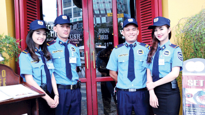 Bảo vệ nhà hàng. Ảnh: Hồng Vĩnh 