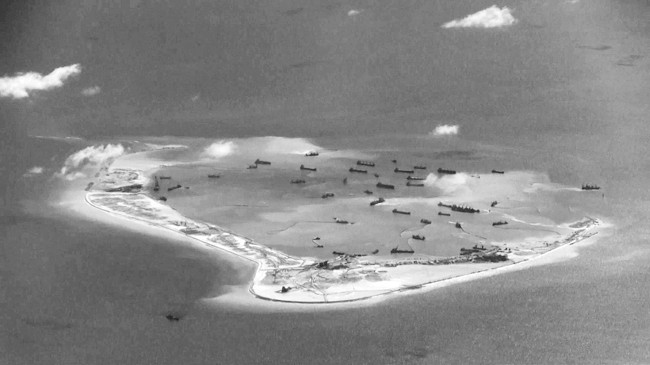 Video giám sát của Mỹ cho thấy các tàu nạo vét của Trung Quốc hoạt động ở khu vực Trường Sa. Ảnh: Hải quân Mỹ