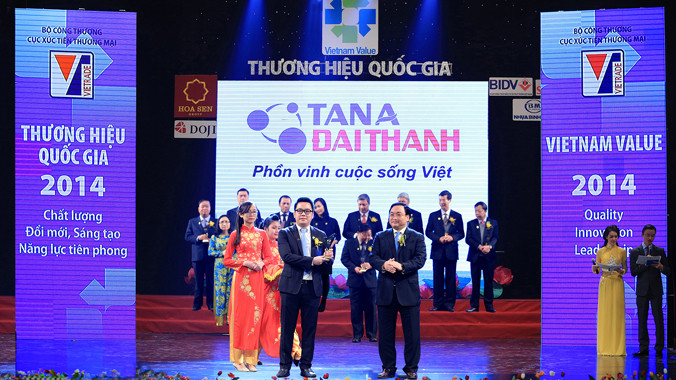 Ông Nguyễn Duy Chính - Tổng giám đốc Tập đoàn Tân Á Đại Thành nhận Thương hiệu Quốc gia 2014.