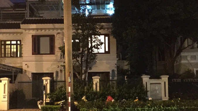 Cơ quan điều tra đã khám xét biệt thự của ông Nguyễn Xuân Sơn tối 21/7. Ảnh: Thanh Hà