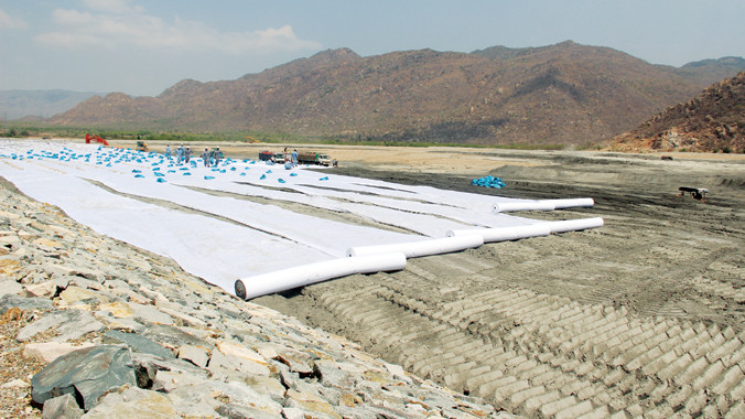 Bãi xỉ than gây ô nhiễm môi trường đang được lu lèn, phủ bạt che đậy