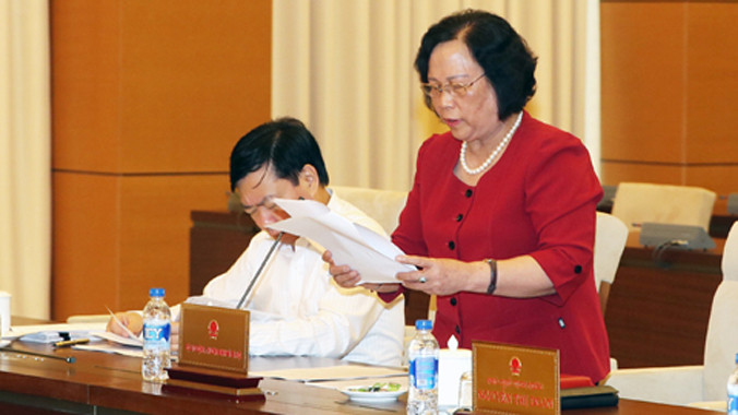 Bộ trưởng Phạm Thị Hải Chuyền báo cáo Ủy ban Thường vụ Quốc hội chiều 12/5. Ảnh: Dũng Nguyễn