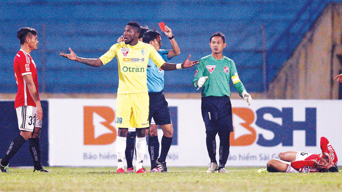 Tiền đạo Hoàng Vũ Samson (số 39) của Hà Nội T&T nhận thẻ đỏ trực tiếp trong trận gặp Đồng Nai cuối tuần qua. Ảnh: VSI