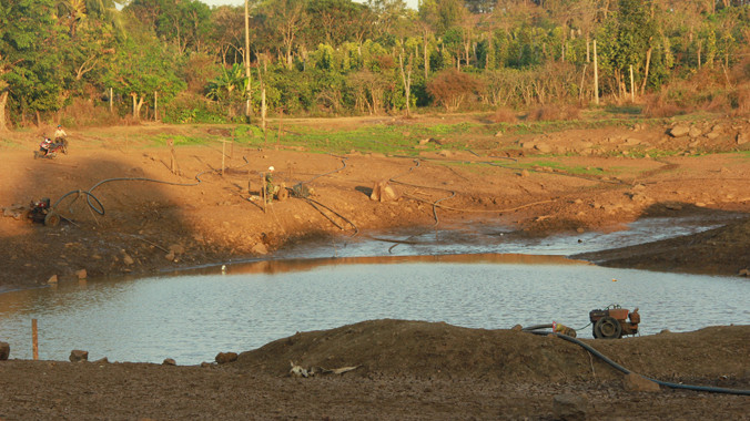 Lòng hồ trơ cạn đáy