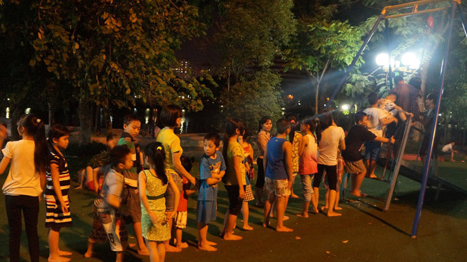 Trẻ em phải xếp hàng chơi đu ở Công viên Nghĩa Đô. Ảnh: Dũng Nguyễn.