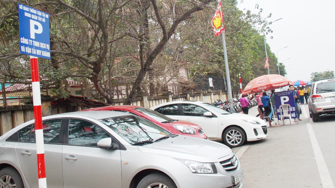 Quận Tây Hồ phát hiện, điểm trông xe của Cty TNHH Dịch vụ và Vận tải Huy Khánh tại Phủ Tây Hồ vi phạm nhiều quy định, thu giá cao. Ảnh: Anh Trọng