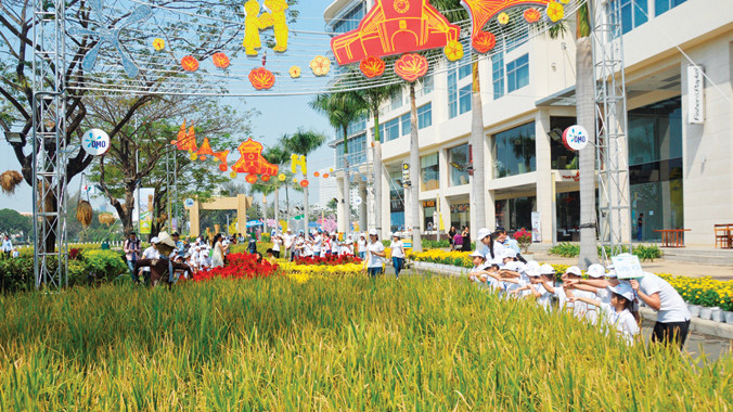 TPHCM “thay da đổi thịt” từ sự thu hút nguồn vốn FDI - trong ảnh: Một góc đường hoa Khu đô thị Phú Mỹ Hưng quận 7. Ảnh: Lê Nguyễn