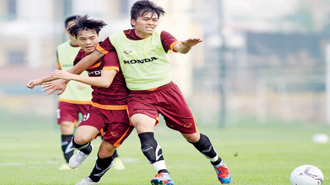 Các tuyển thủ U23VN mướt mồ hôi với các bài tập nặng của HLV Miura ngay sau kỳ nghỉ Tết nhằm mục tiêu giành vị trí nhì bảng vòng loại U23 châu Á. Ảnh: VSI 