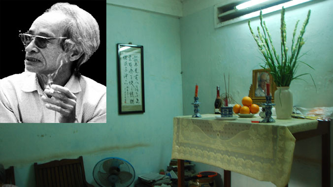 Bàn thờ Xuân Sách với bức thư pháp bài Đăng Châu u đài ca của Trần Tử Ngang. (Ảnh nhỏ: Nhà thơ Xuân Sách)