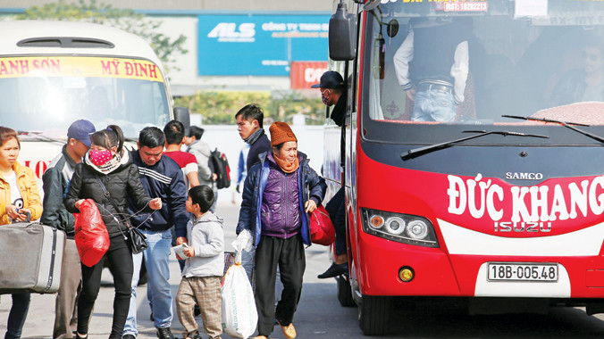 Người tiêu dùng vẫn phải chịu giá cước cao bất hợp lý. Ảnh: Như Ý