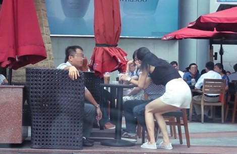 Nhào vô hôn môi bất kể tình huống, thời điểm. Ảnh: Pháp luật TP.HCM