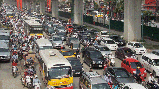Đường Nguyễn Trãi ùn tắc như nêm sáng qua. Ảnh: Anh Trọng