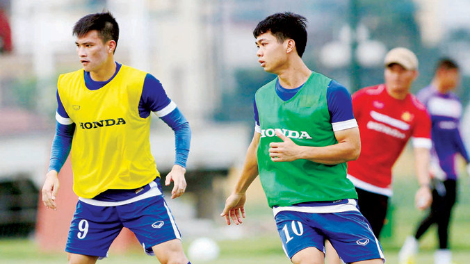 Công Phượng (phải) được đưa lên tập cùng các đàn anh ở ĐTQG. Ảnh: VSI