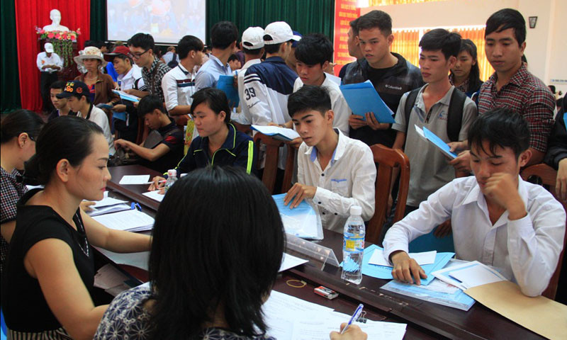 Tân sinh viên khóa K38 trúng tuyển đợt 1 Trường ĐH Quy Nhơn đến trường làm thủ tục nhập học. Ảnh: Dân Trí 