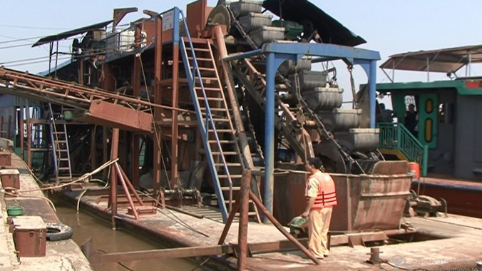 Phương tiện khai thác cát trên sông Hồng bị tạm giữ. Ảnh: MĐ- LD