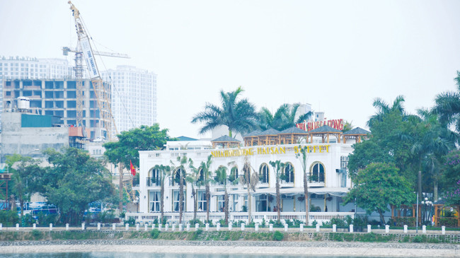 Nhà hàng Lã Vọng mọc lên trên bán đảo hồ Đống Đa. Ảnh: Tuấn Nguyễn