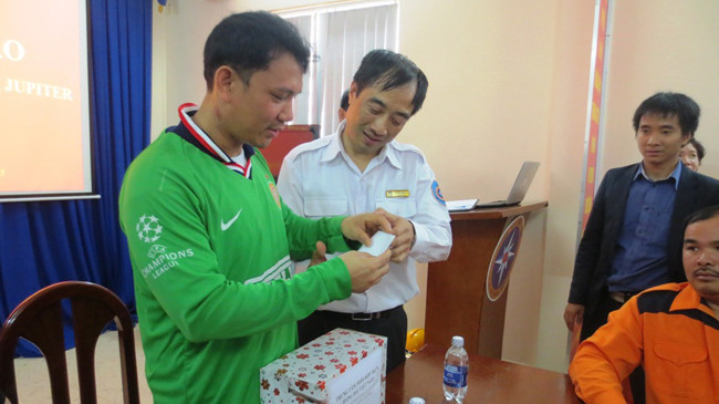  Bếp trưởng Rojas Angelito Capindo (lề trái) nhận quà tặng của Trung tâm phối hợp tìm kiếm cứu nạn khu vực III