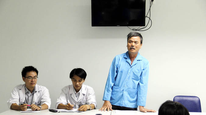 Bệnh nhân Hồ Ngọc Mười, điều trị ung thư vòm hầu tại khoa Hóa trị, làm chủ tọa cuộc họp hội đồng bệnh nhân cấp khoa chiều 11/6. Ảnh: Thanh Trần 