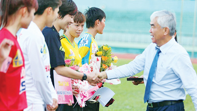 Các nữ cầu thủ nhận hoa chúc mừng ngày 8/3 từ Chủ tịch VFF Lê Hùng Dũng 