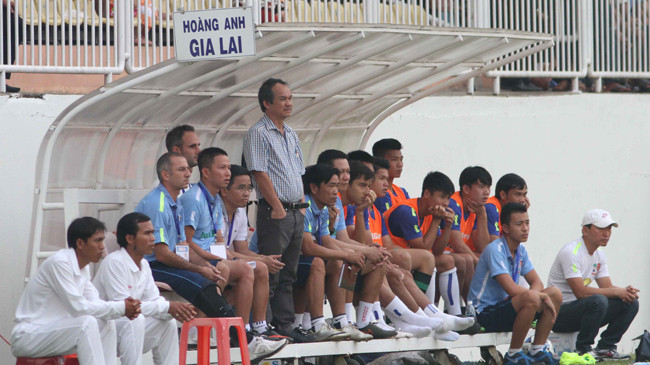 Bầu Đức (đứng) được cho là dồn nhiều tâm sức cho CLB HA.GL mà thiếu quan tâm nhiệm vụ ở VFF. Ảnh: VSI