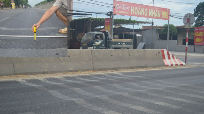 Đường lún sâu tạo thành rãnh. Ảnh: Việt Hương