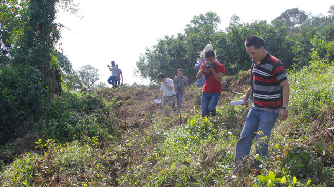 Con đường từ nhà ông Chủ tịch UBND đi vào các hộ dân “bỗng dưng” được phát quang khác hẳn với ba ngày trước đó