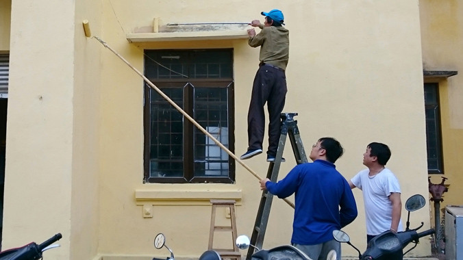 Người lao động tự do kiếm tiền triệu dọn dẹp, trang trí nhà cửa đón Tết mỗi ngày. Ảnh: Như Ý