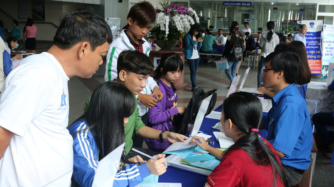 Thí sinh nộp hồ sơ xét tuyển NVBS ngày 9/7 tại một trường ĐH ở TPHCM. Ảnh: Nguyễn Dũng