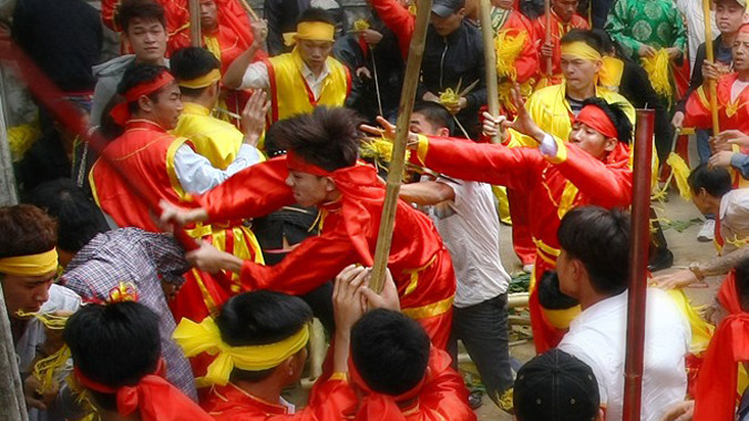 Đánh nhau ở Hội Gióng. Ảnh: Zing