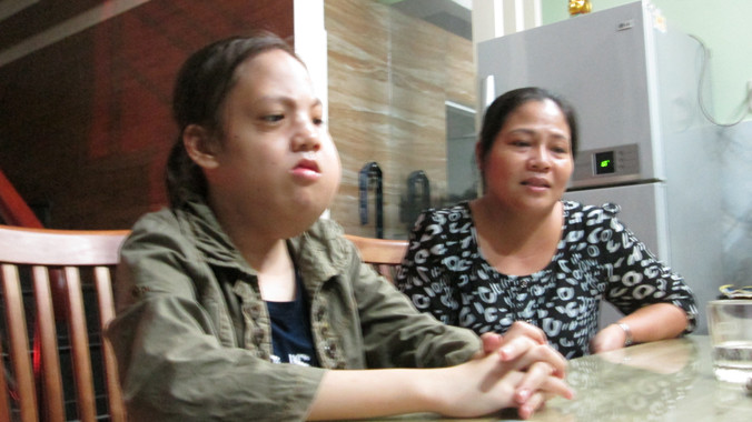 Người mẹ nghèo đưa con tới nhà người bác chơi và mong mỏi hiến tặng con cho y học nghiên cứu. Ảnh: L.N