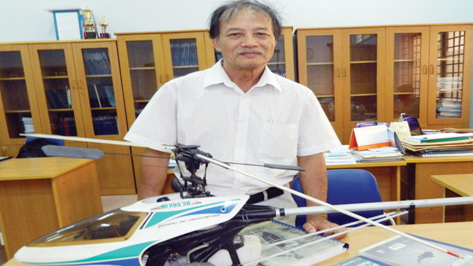 PGS-TS Nguyễn Thiện Tống và đồ dùng học tập (máy bay mô hình)