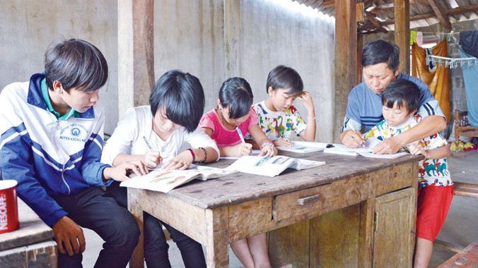 Những lúc rảnh ông lại dạy các con học