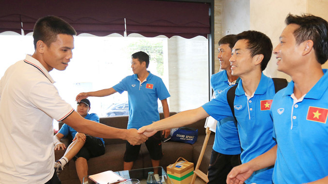 Tiền đạo Lê Văn Thắng được các thành viên BHL chào đón trong lần đầu được triệu tập vào ĐTQG dưới thời HLV Miura. Ảnh: VSI