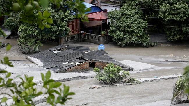 Nhà dân chìm trong lũ bùn.