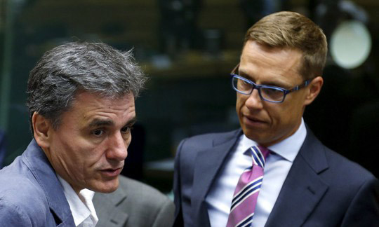 Bộ trưởng Tài chính Hy Lạp Euclid Tsakalotos (trái) trò chuyện với người đồng cấp Phần Lan Alexander Stubb tại cuộc họp Eurogroup ở Brussels-Bỉ ngày 12/7.