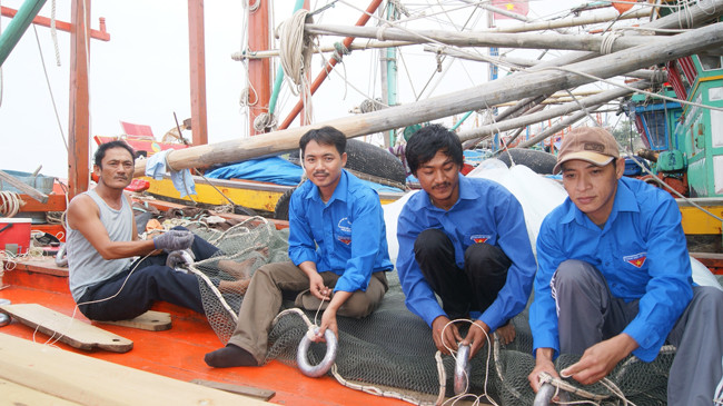 Anh Trung thứ 2 từ phải sang, đang cùng các cộng sự của mình chuẩn bị ngư lưới cụ trước khi lên đường ra Hoàng Sa