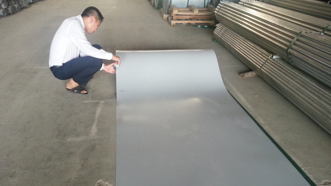 Loại tôn giả mang nhãn hiệu Tôn Hoa Sen dày 0,45mm được bán với giá 80.000 đồng/m nhưng thực tế chỉ có độ dày 0,37mm