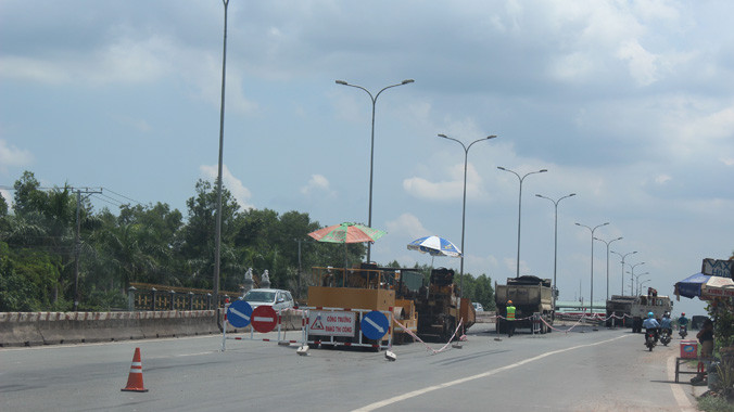 Mặt đường quốc lộ 51 bị hư hỏng đang được làm lại.