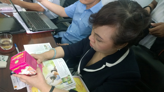 Bộ trưởng Y tế Nguyễn Thị Kim Tiến khi dẫn đầu đoàn thanh tra vào tháng 8/2014 tại TPHCM đã phát hiện hàng loạt thuốc giảm cân quảng cáo là “thần dược”. Ảnh: L.N