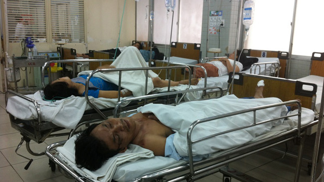 Xe khách tông 7 xe máy, cả nhà gặp nạn