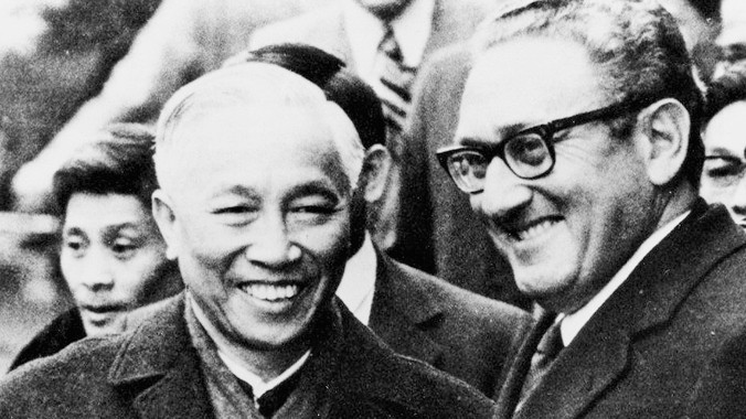 Ông Lê Đức Thọ (trái) và ông Henry Kissinger tại Paris cuối tháng 1/1973. Ảnh: AP