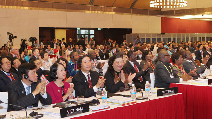 Chiều 1/4, tại Hà Nội, diễn ra Lễ bế mạc Đại hội đồng IPU 132. Trong ảnh: IPU 132 thông qua Tuyên bố Hà Nội. Ảnh: TTXVN