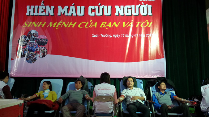 Các ĐVTN Nam Định tích cực hiến máu. Ảnh: Thái An