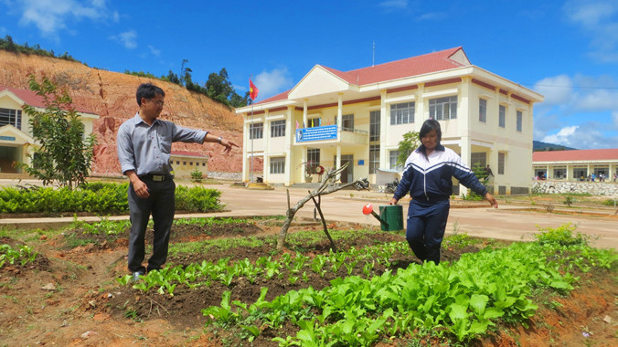 Thầy trò vùng cao cùng trồng rau cải thiện bữa ăn