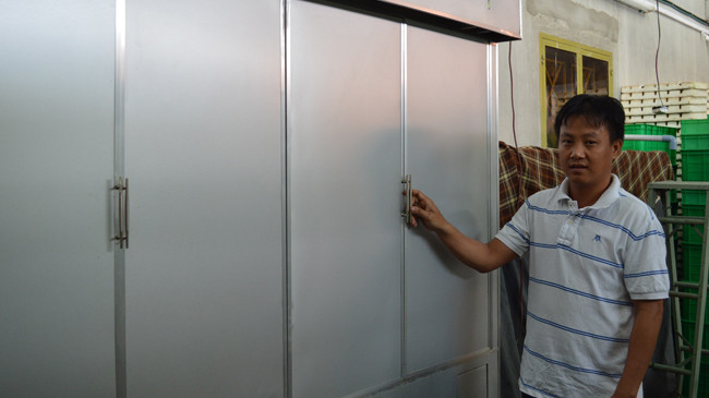 Anh Vũ bên chiếc máy sản xuất giá tự động của mình. Ảnh: Hòa Hội