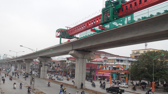 Sau đường ray, đường sắt Cát Linh - Hà Đông đang bị chậm “gói” nhà ga. Ảnh: Trọng Đảng