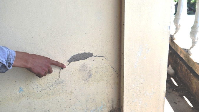 Nhà dân tại huyện Phong Điền bị nứt do thi công mở rộng Quốc lộ 1A thời điểm năm 2014