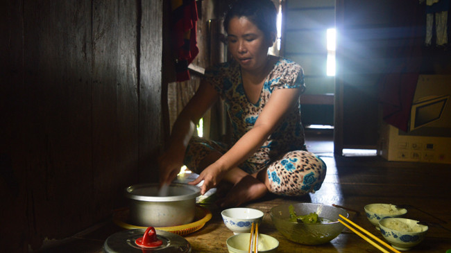 Bữa cơm nào vợ chồng anh Nghĩa cũng để phần cho hai đứa con gái đã ra đi mãi mãi. Ảnh: Ngô Bình