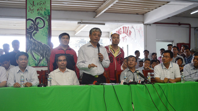 Thứ trưởng Bộ LĐTB&XH đối thoại với công nhân sáng 31/3. Ảnh: Ngô Bình