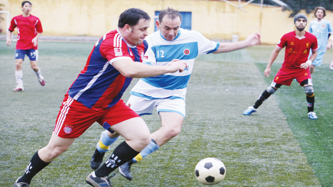 Đại sứ Pháp Poirier (áo trắng) trong một trận đá bóng giao hữu trên sân vận động Xuân La - Hà Nội ngày 10/1/2015. Ảnh: Như Ý